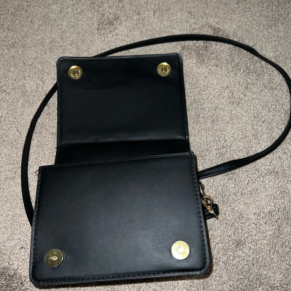 Black Quilted Crossbody Bag w/Detachable Straps - Picture 7 of 10